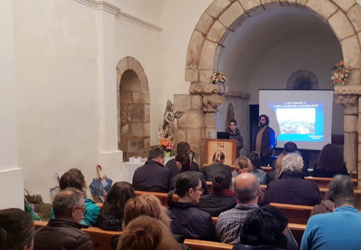 Máis de 30 persoas asistiron á conferencia de Rafael Quintía ofrecida dentro do programa ‘Un mes e Pico’